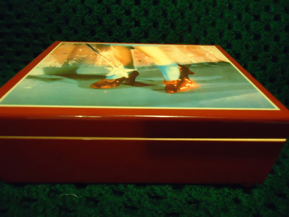 WIZARD OF OZ.......1988-89 "THE RED SLIPPERS" MUSIC/JEWELRY BOX..HAS ONE REPAIR