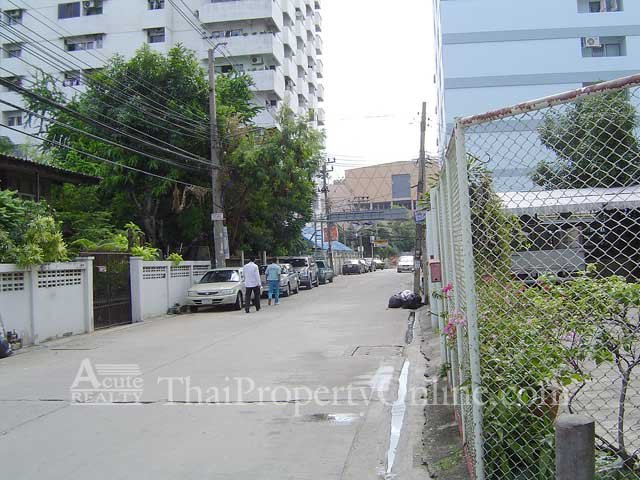 Ngamwongwan-near The Mall