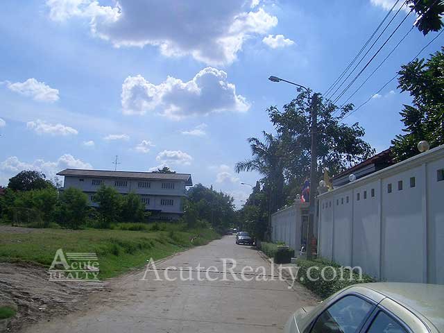 accessible to Ladprao,Ratchadapisek, and Ekamai - Ramindra Rd.