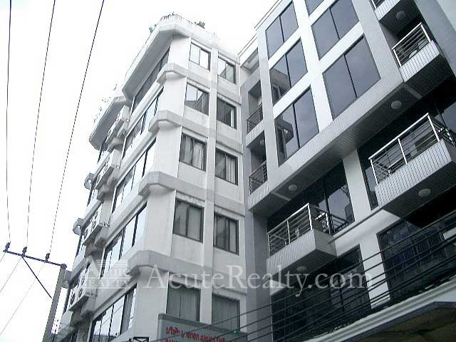 Silom (near BTS-Surasak)