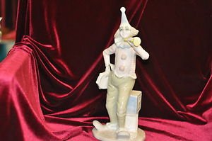 PORCELAIN CLOWN PLAYING TRUMPET INSTRUMENTS 13''TALL