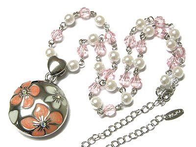 Beautiful Epoxy Flower and Pearl Necklace