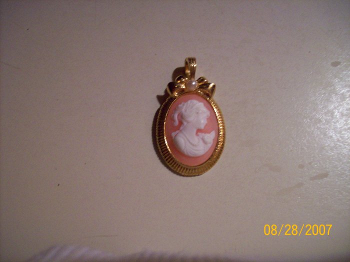 Cameo w/pearl in Unique Goldtone Setting