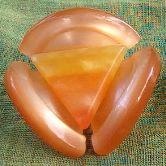 VINTAGE PLASTIC BAKELITE? EARRINGS (E85)
