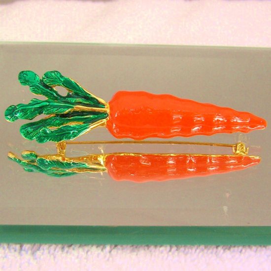 CARROT BROOCH (FIG12)