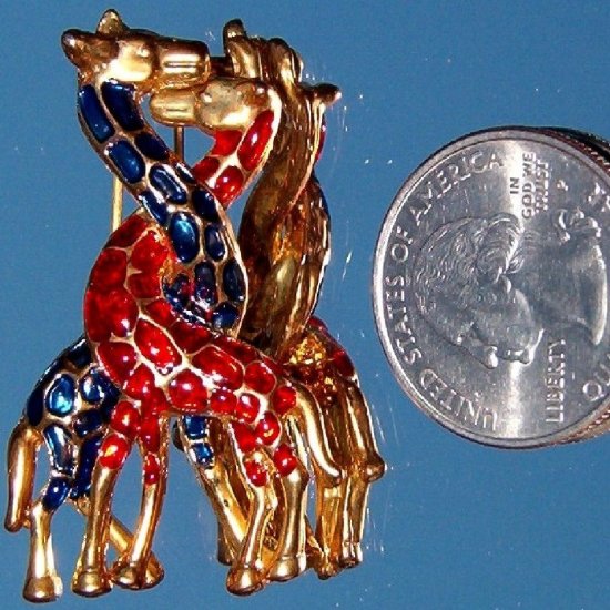 VINTAGE ENAMELED "GIRAFFES in LOVE" BROOCH (FIG5)