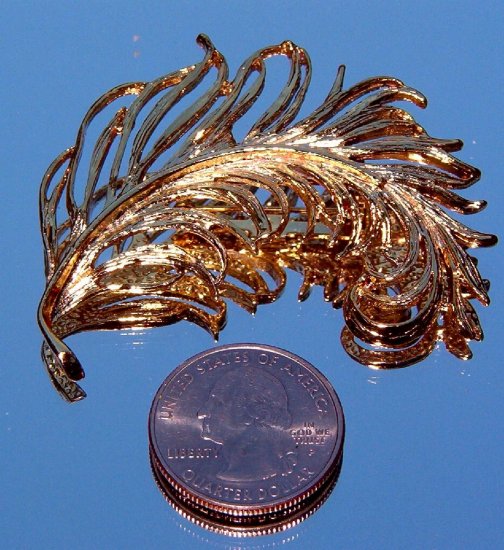 VINTAGE FEATHER BROOCH (FIG6)