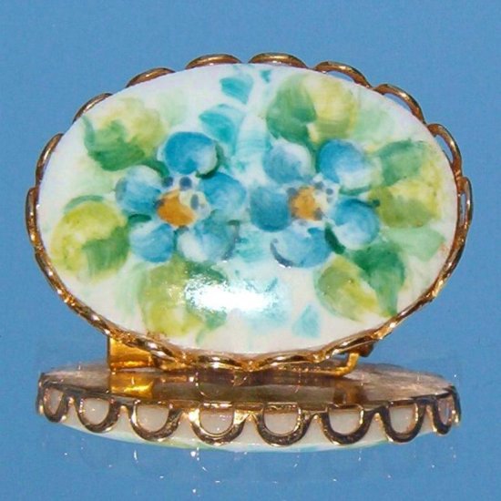 ANTIQUE HAND PAINTED PORCELAIN FRIENDSHIP BROOCH (FF1)