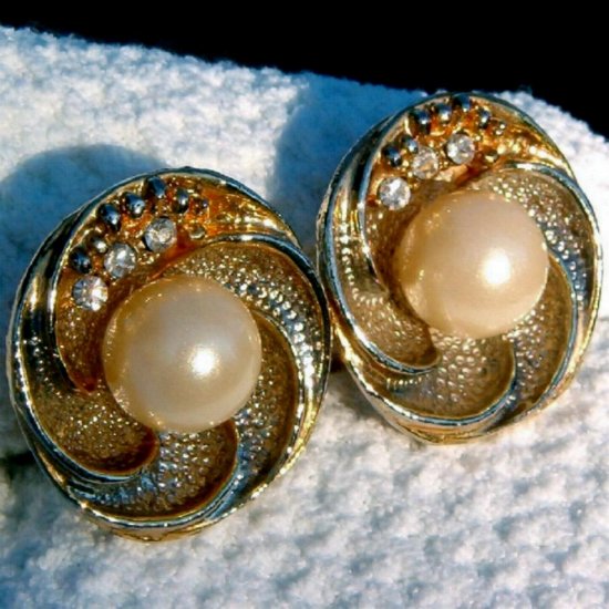 VINTAGE RHINESTONE & FAUX PEARL EARRINGS (E106)
