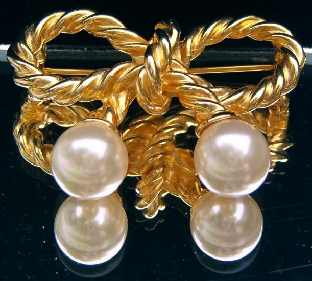 FAUX PEARL BOW BROOCH (FIG9)