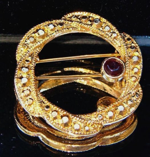 WREATH BROOCH (FIG8)