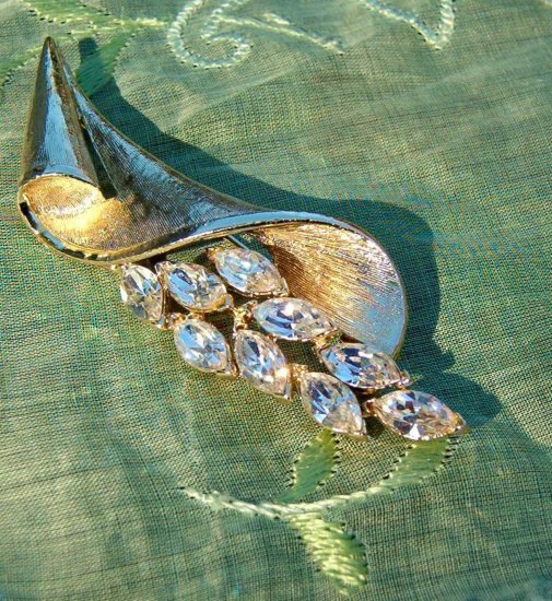 VINTAGE B.S.K. SIGNED RHINESTONE BROOCH (DES3)