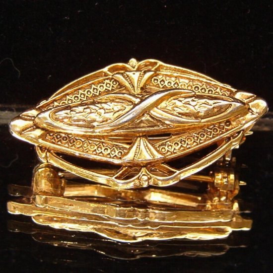 ANTIQUE ART SIGNED PIN (DES2)