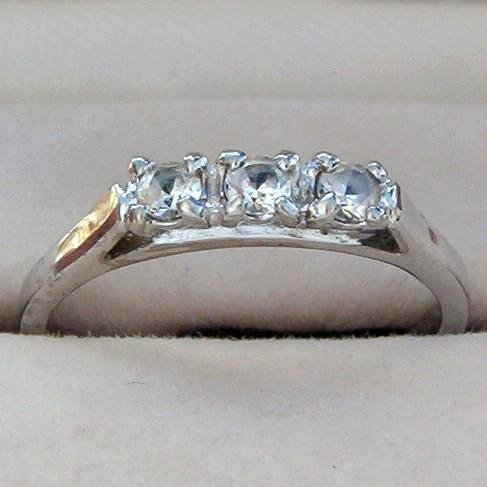 VINTAGE AVON STERLING CZ RING SZ. 7 3/4 (DES130)