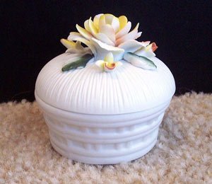 Lefton Taiwan Ceramic Trinket Box Flower Collectible www.thriftstoretreasures.com