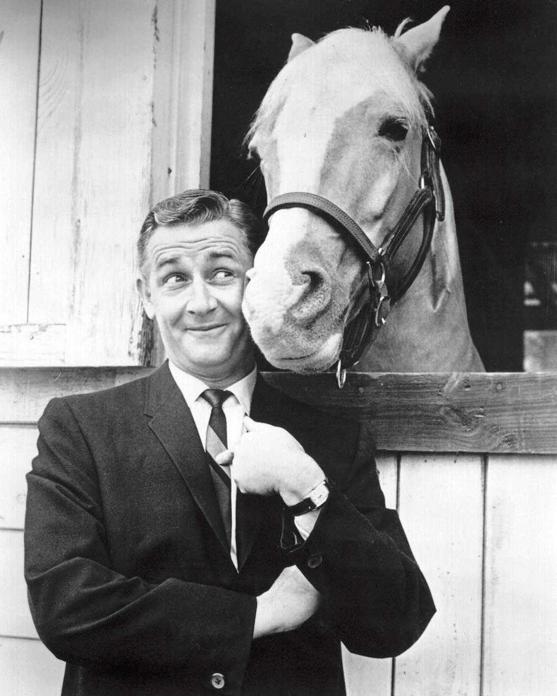 CONNIE HINES AND "MISTER ED" ALAN YOUNG ZY-122 8X10 PUBLICITY PHOTO 