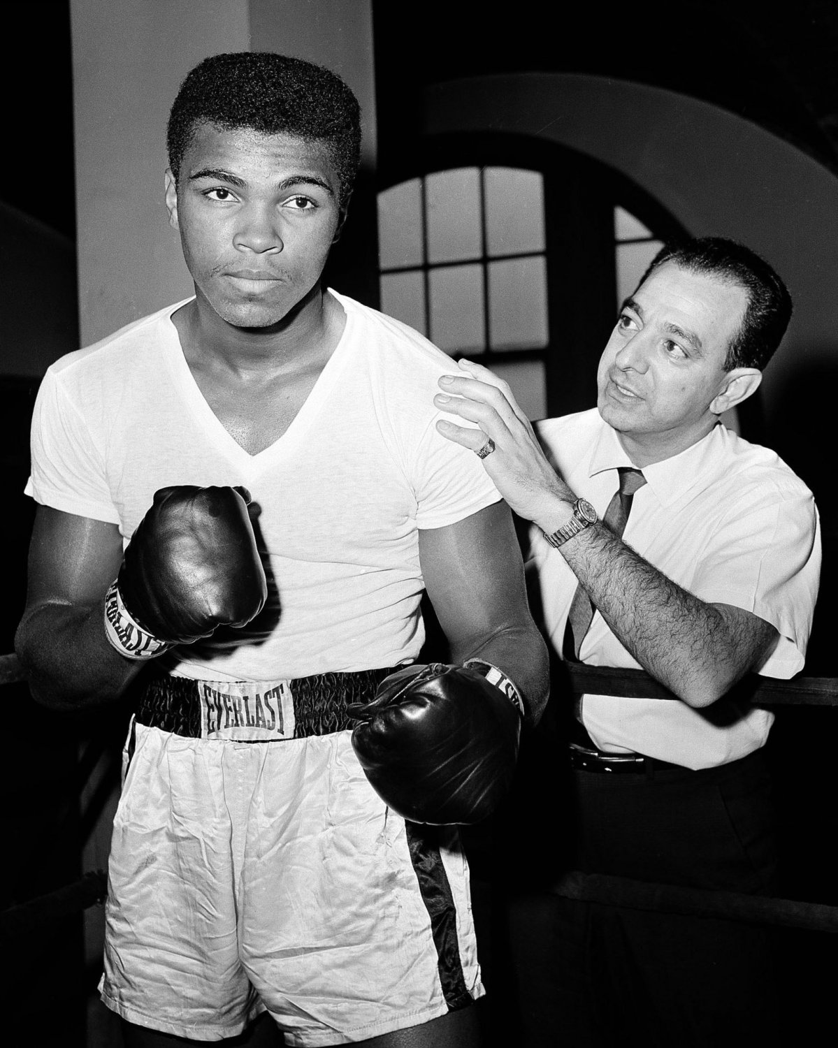 CASSIUS CLAY WITH TRAINER ANGELO DUNDEE IN 1962 - 8X10 PUBLICITY PHOTO (ZY-151)