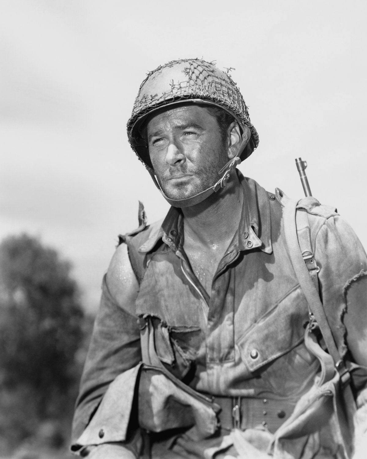 ERROL FLYNN IN THE FILM 'OBJECTIVE, BURMA!' - 8X10 PUBLICITY PHOTO (AZ-006)