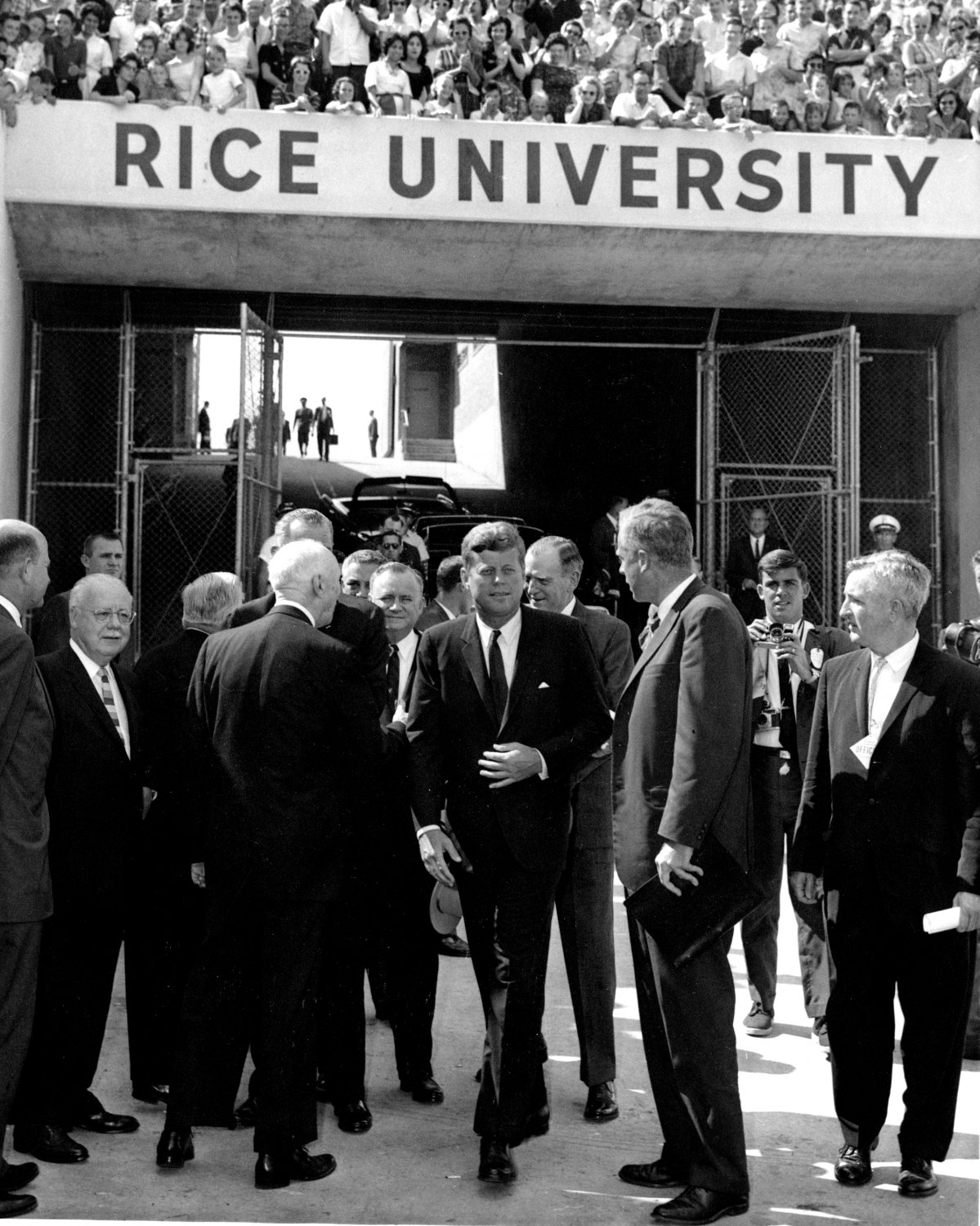 PRESIDENT JOHN F. KENNEDY AT GATES OF RICE STADIUM IN 1962 - 8X10 PHOTO (AA-239)