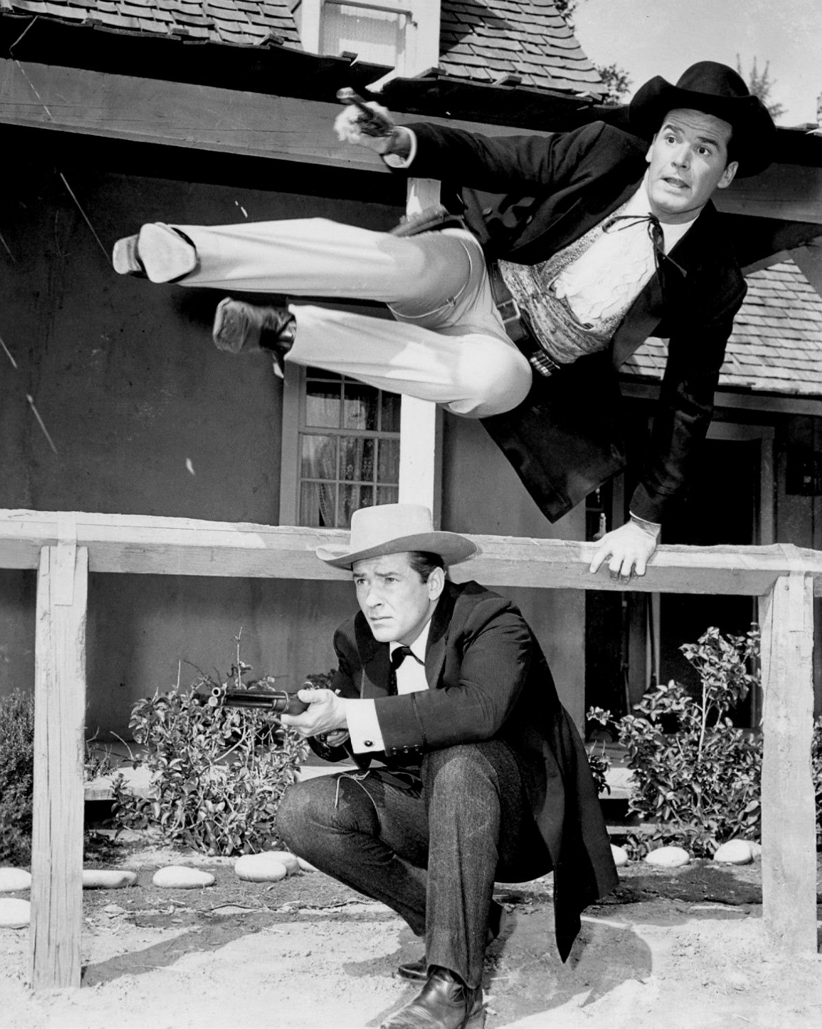JAMES GARNER & JACK KELLY IN TV SERIES 'MAVERICK' 8X10 PUBLICITY PHOTO (AZ-019)