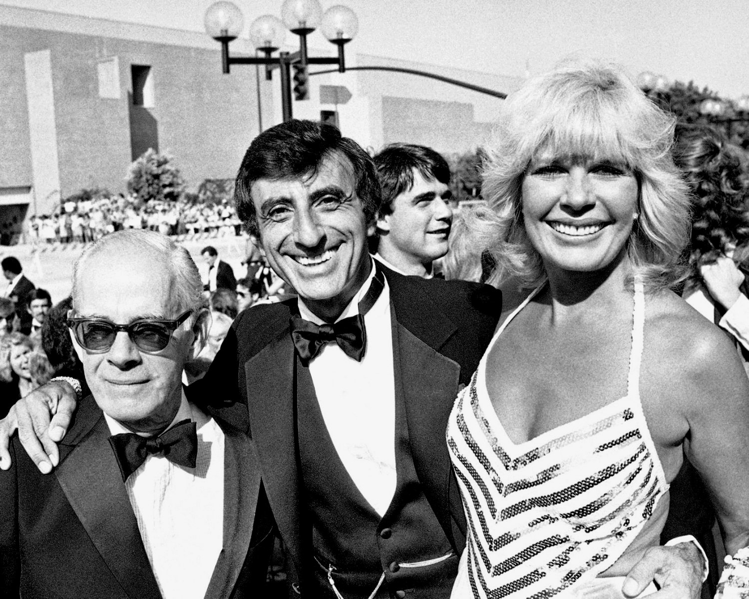 HARRY MORGAN, JAMIE FARR AND LORETTA SWIT M*A*S*H* 8X10 PUBLICITY PHOTO (AZ-025)