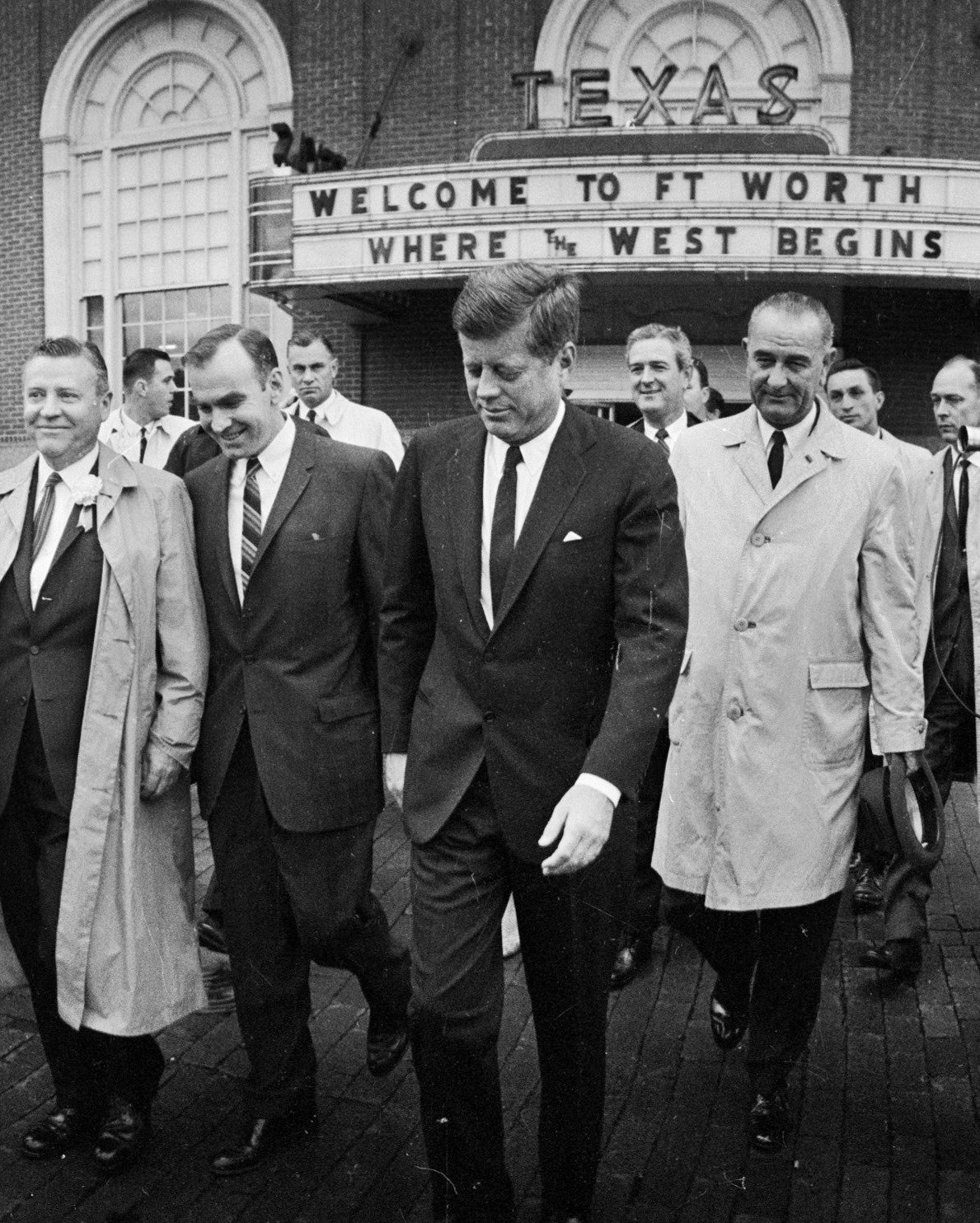 PRESIDENT JOHN F. KENNEDY LEAVES THE HOTEL TEXAS IN FORT WORTH 11/22/63 8X10 PHOTO (BB-263)