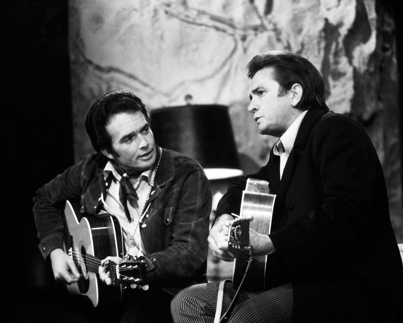 MERLE HAGGARD ON 'THE JOHNNY CASH SHOW' IN 1969 - 8X10 PUBLICITY PHOTO (AZ-038)
