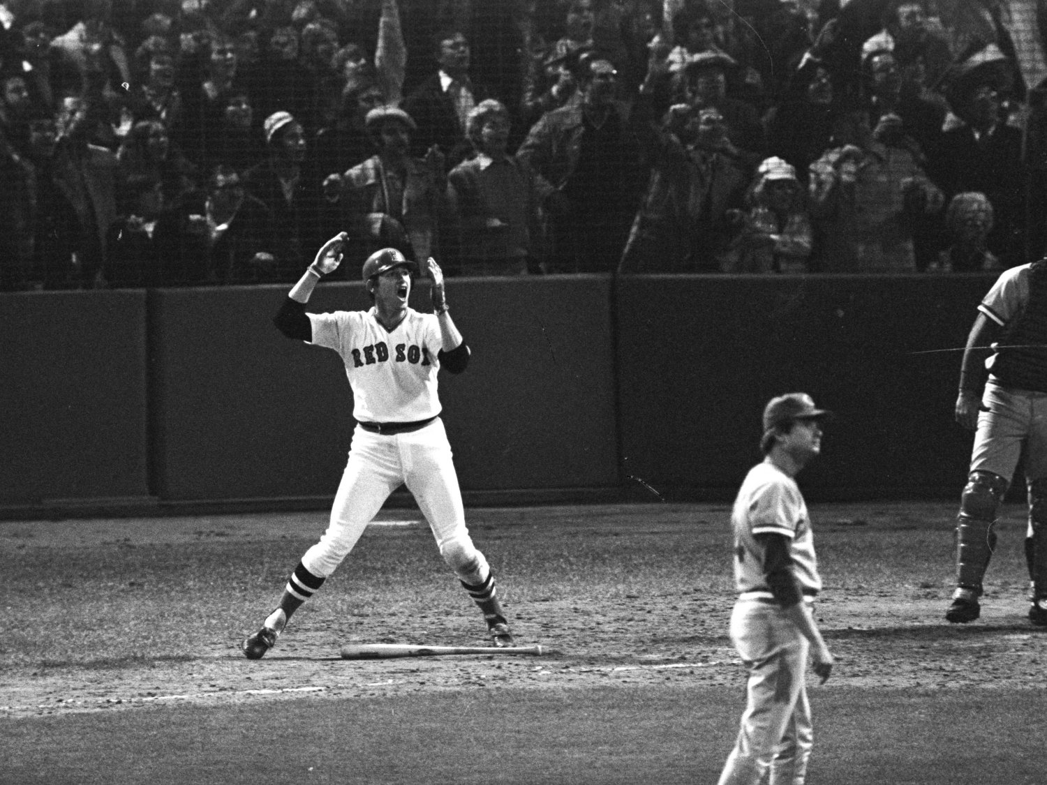 CARLTON FISK "WAVES IT FAIR" GAME 6 1975 WORLD SERIES BOSTON 8X10 PHOTO (AZ-040)