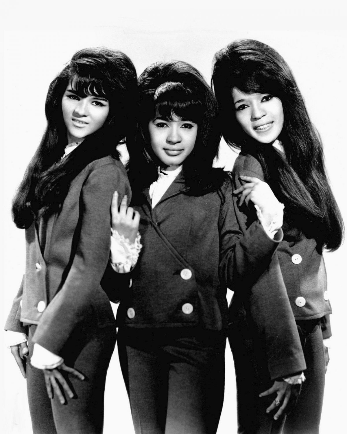 THE RONETTES IN AUGUST, 1966 - 8X10 PUBLICITY PHOTO (AZ-046)