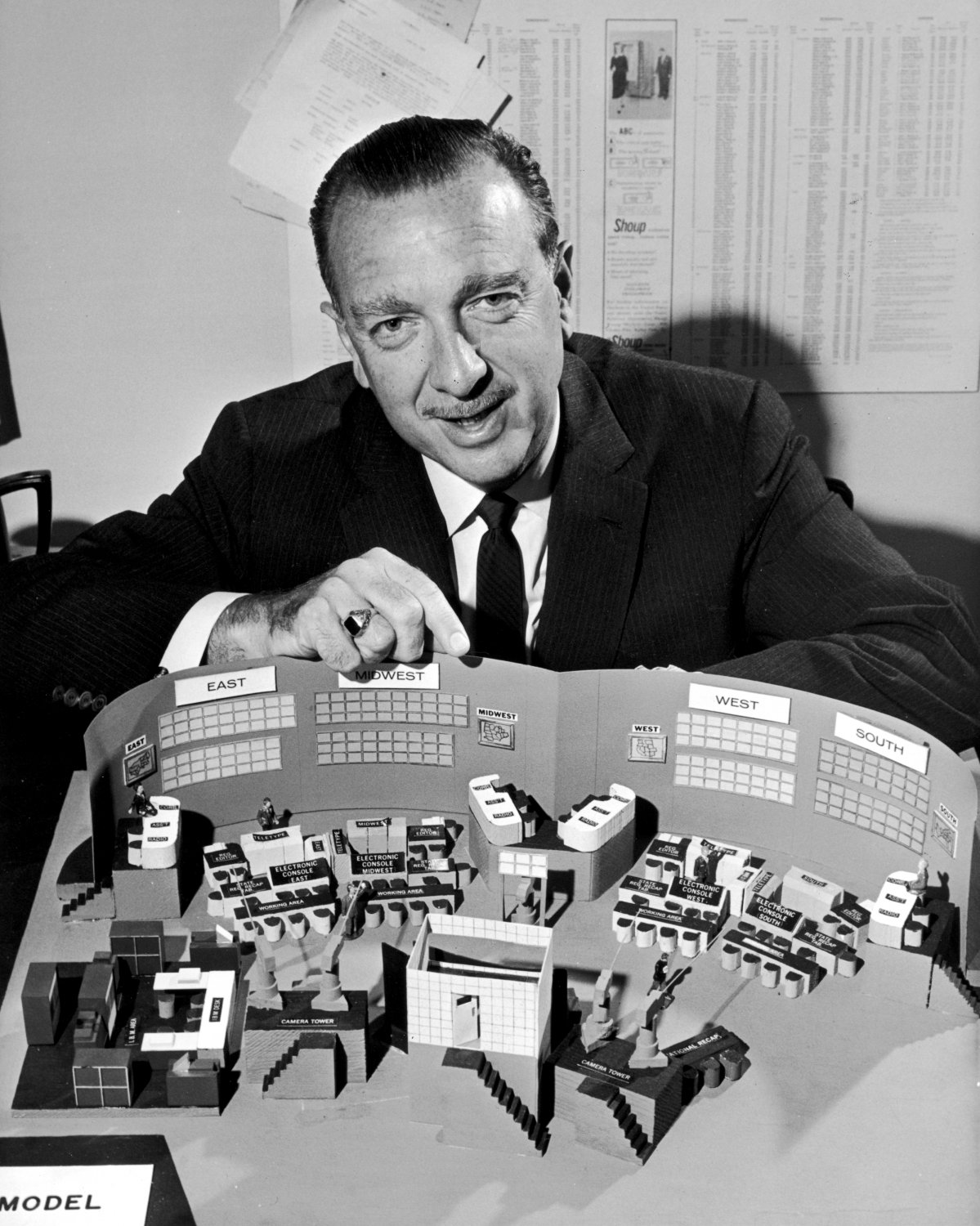 WALTER CRONKITE POSES W/ A CBS NEWS 1962 ELECTION HEADQUARTERS MODEL - 8X10 PUBLICITY PHOTO (AZ-048)