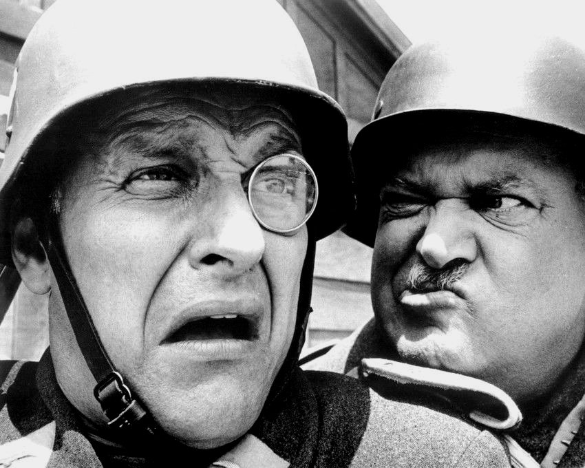 WERNER KLEMPERER & JOHN BANNER IN 'HOGAN'S HEROES' 8X10 PUBLICITY PHOTO (DA-554)