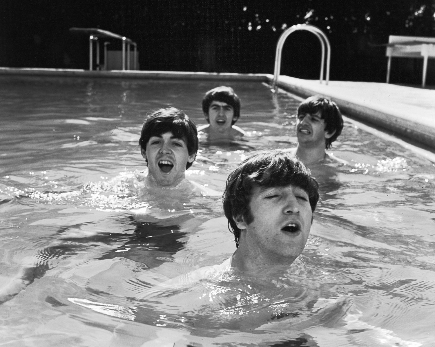 THE BEATLES ENJOY A DIP IN THE POOL LENNON McCARTNEY RINGO - 8X10 PHOTO (ZZ-051)