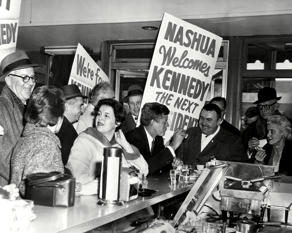 SEN. JOHN KENNEDY CAMPAIGNS IN NASHUA, N.H. MARCH, 1960 - 8X10 PHOTO (BB-853)