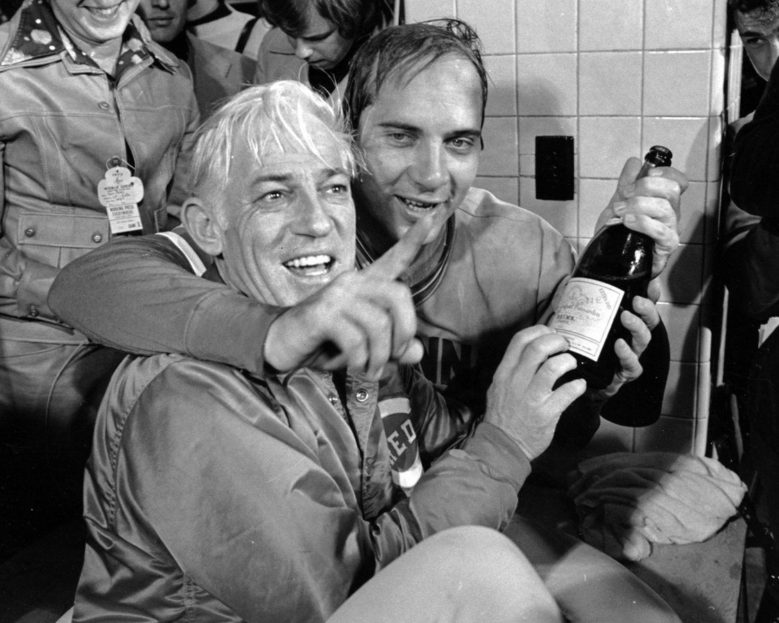 JOHNNY BENCH SPARKY ANDERSON CINCINNATI REDS 1975 WORLD SERIES 8X10 PHOTO (BB-859)