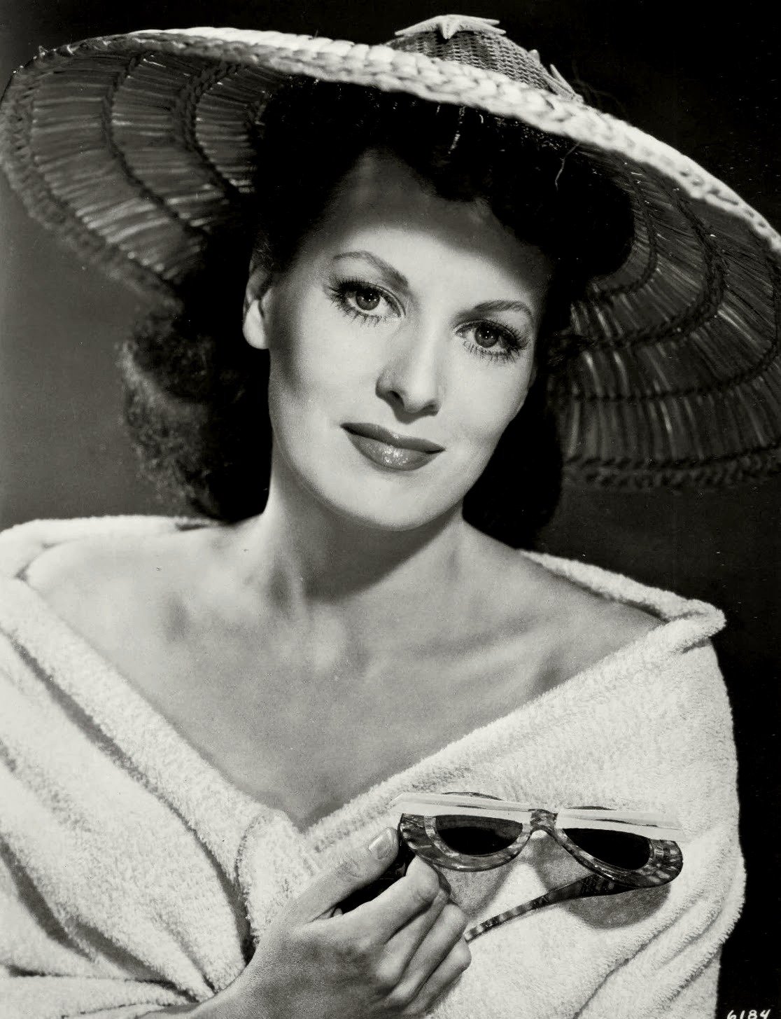 MAUREEN O'HARA LEGENDARY FILM ACTRESS - 8X10 RARE PUBLICITY PHOTO (ZY-046)