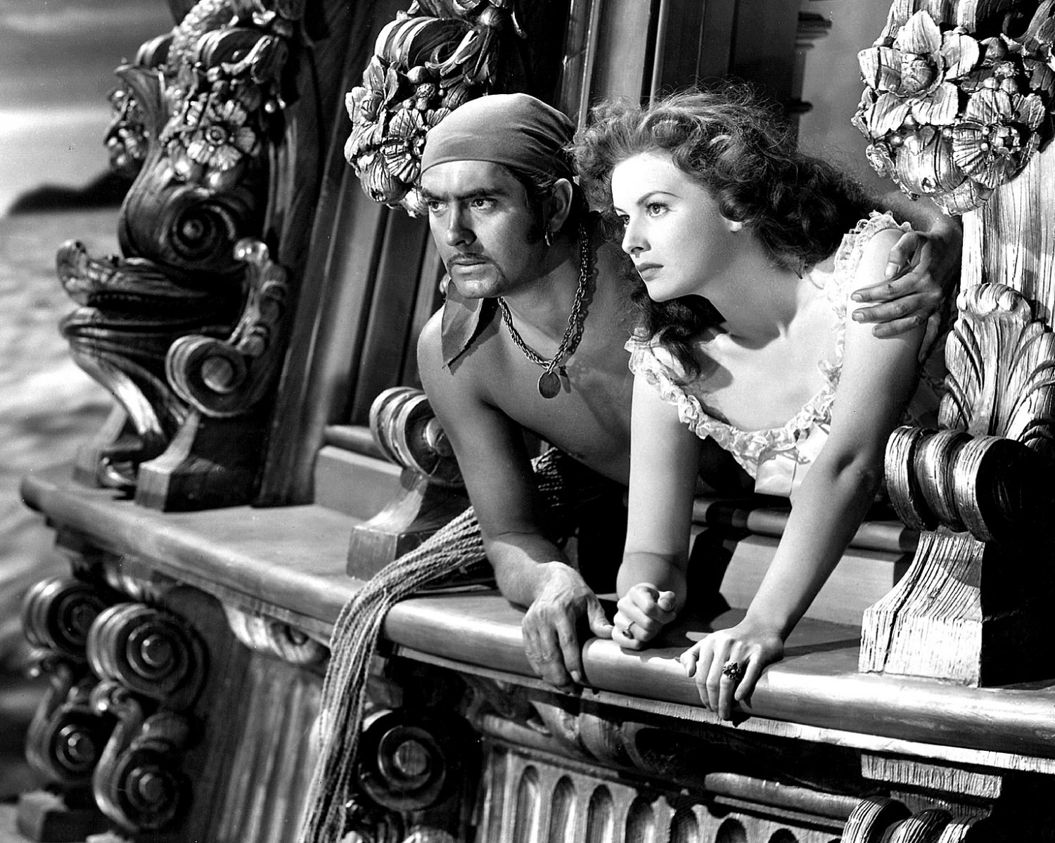 TYRONE POWER & MAUREEN O'HARA IN 'THE BLACK SWAN' 8X10 PUBLICITY PHOTO (ZY-068)