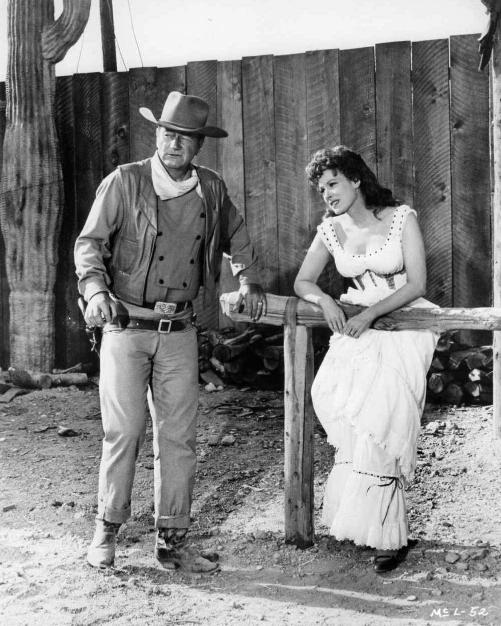 JOHN WAYNE & MAUREEN O'HARA IN 'McLINTOCK!' - 8X10 RARE PUBLICITY PHOTO (ZY-071)