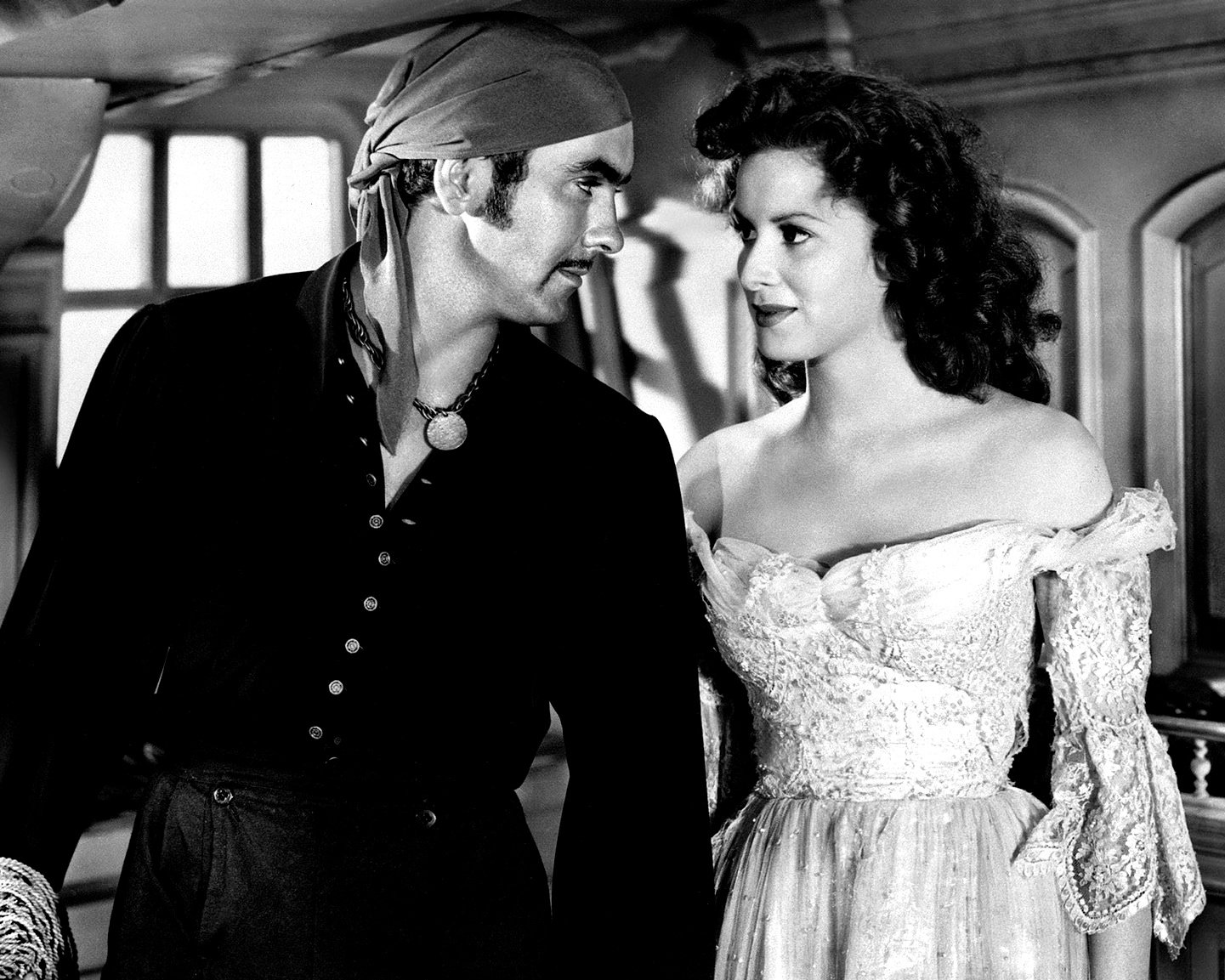 TYRONE POWER & MAUREEN O'HARA IN 'THE BLACK SWAN' 8X10 PUBLICITY PHOTO (ZY-090)