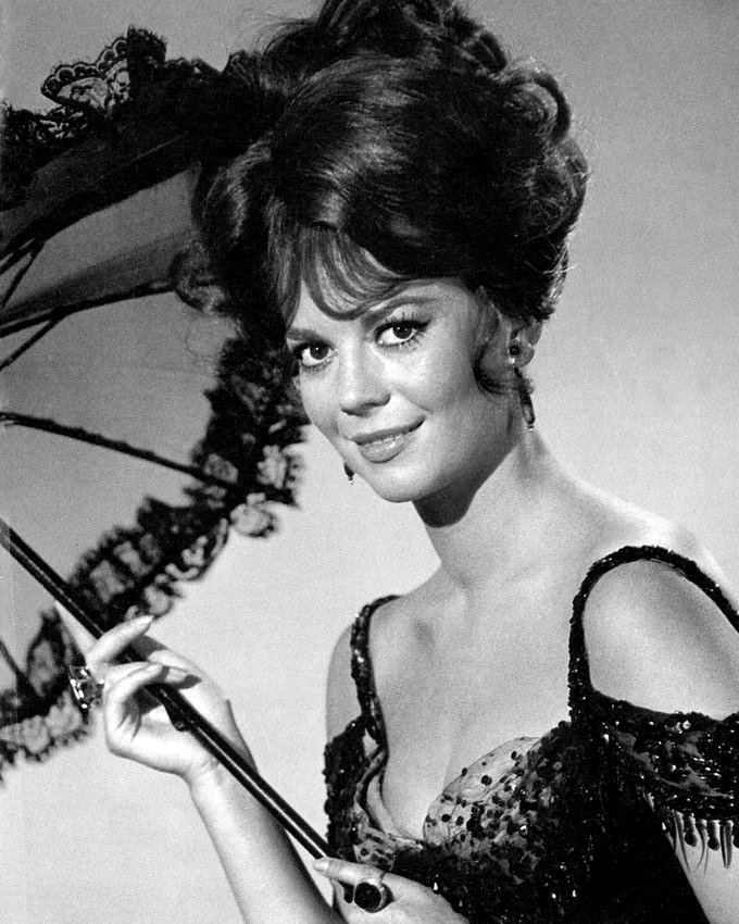 NATALIE WOOD IN THE FILM 'THE GREAT RACE' - 8X10 PUBLICITY PHOTO (BB-861)