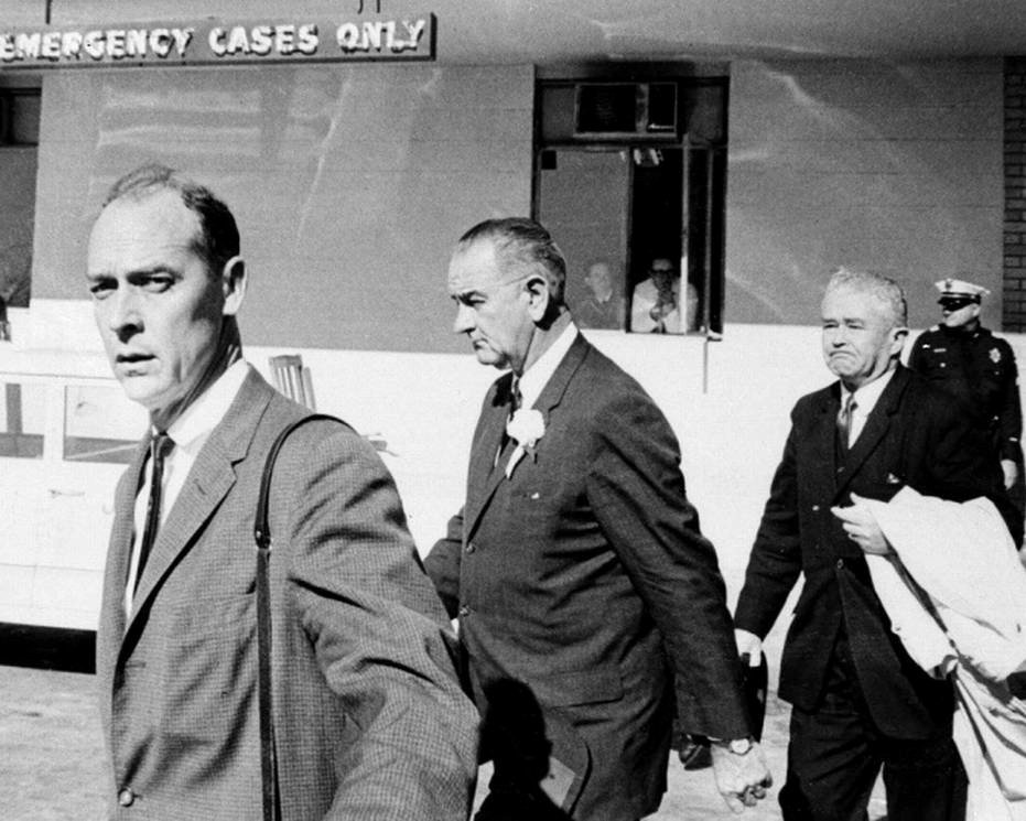 PRESIDENT LYNDON JOHNSON LEAVES PARKLAND HOSPITAL IN DALLAS 8X10 PHOTO (BB-864)