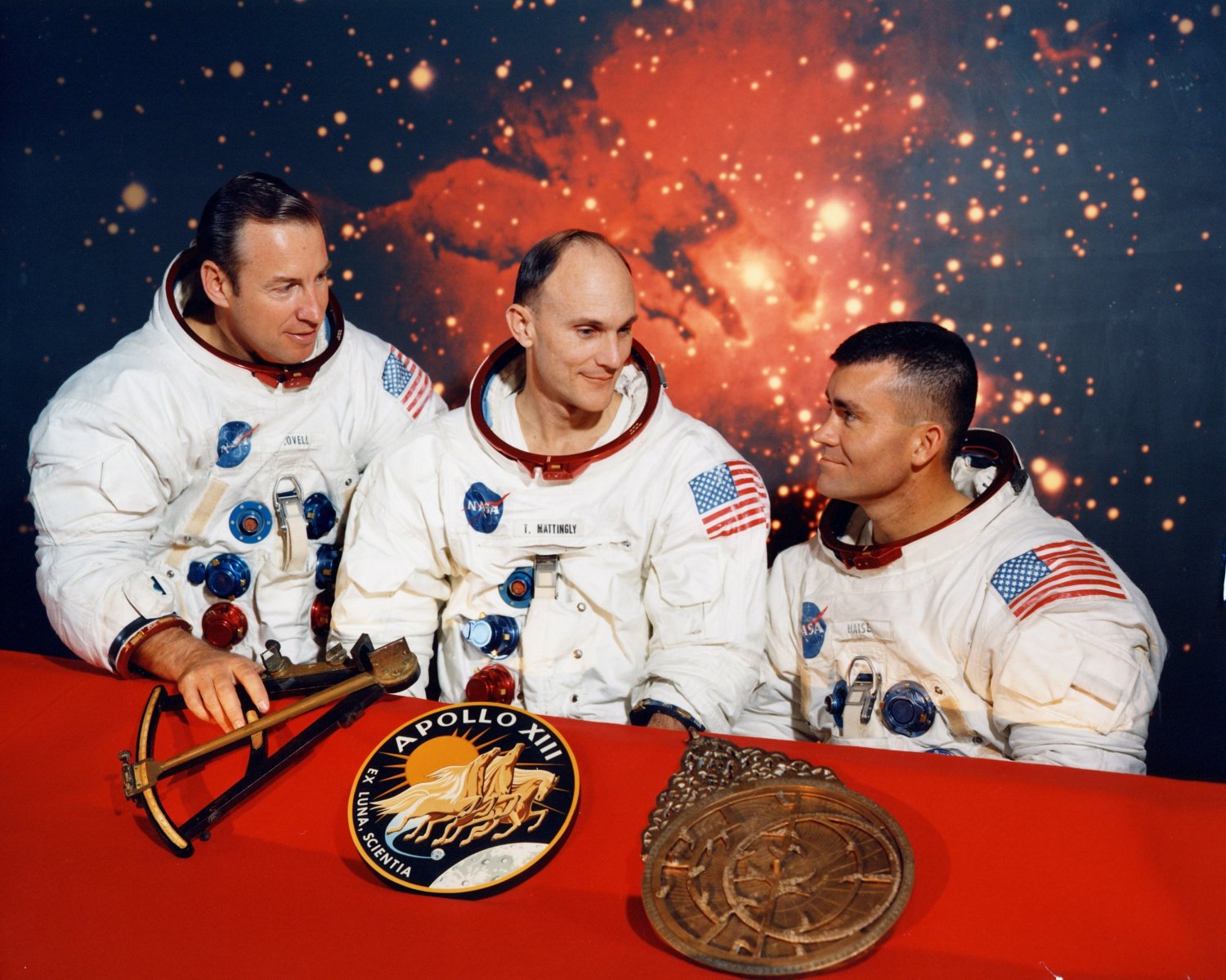 PORTRAIT OF *ORIGINAL* APOLLO 13 CREW WITH MATTINGLY - 8X10 NASA PHOTO (BB-868)