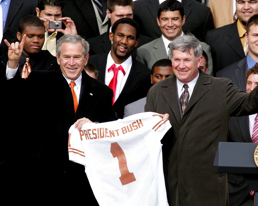 GEORGE W. BUSH w/ TEXAS LONGHORNS 2005 NCAA FOOTBALL CHAMPS 8X10 PHOTO (BB-872)