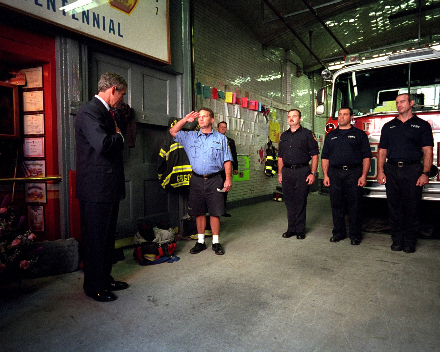 PRESIDENT GEORGE W BUSH VISITS ENGINE CO 55 IN NEW YORK CITY 8X10 PHOTO (BB-874)