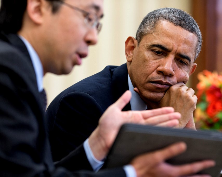 PRESIDENT BARACK OBAMA MEETS WITH CHIEF TECHNOLOGY OFFICER - 8X10 PHOTO (CC-006)