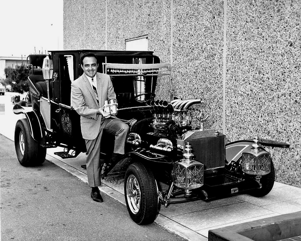 GEORGE BARRIS AUTOMOBILE DESIGNER WITH THE "MUNSTER KOACH" 8X10 PHOTO (BB-886)