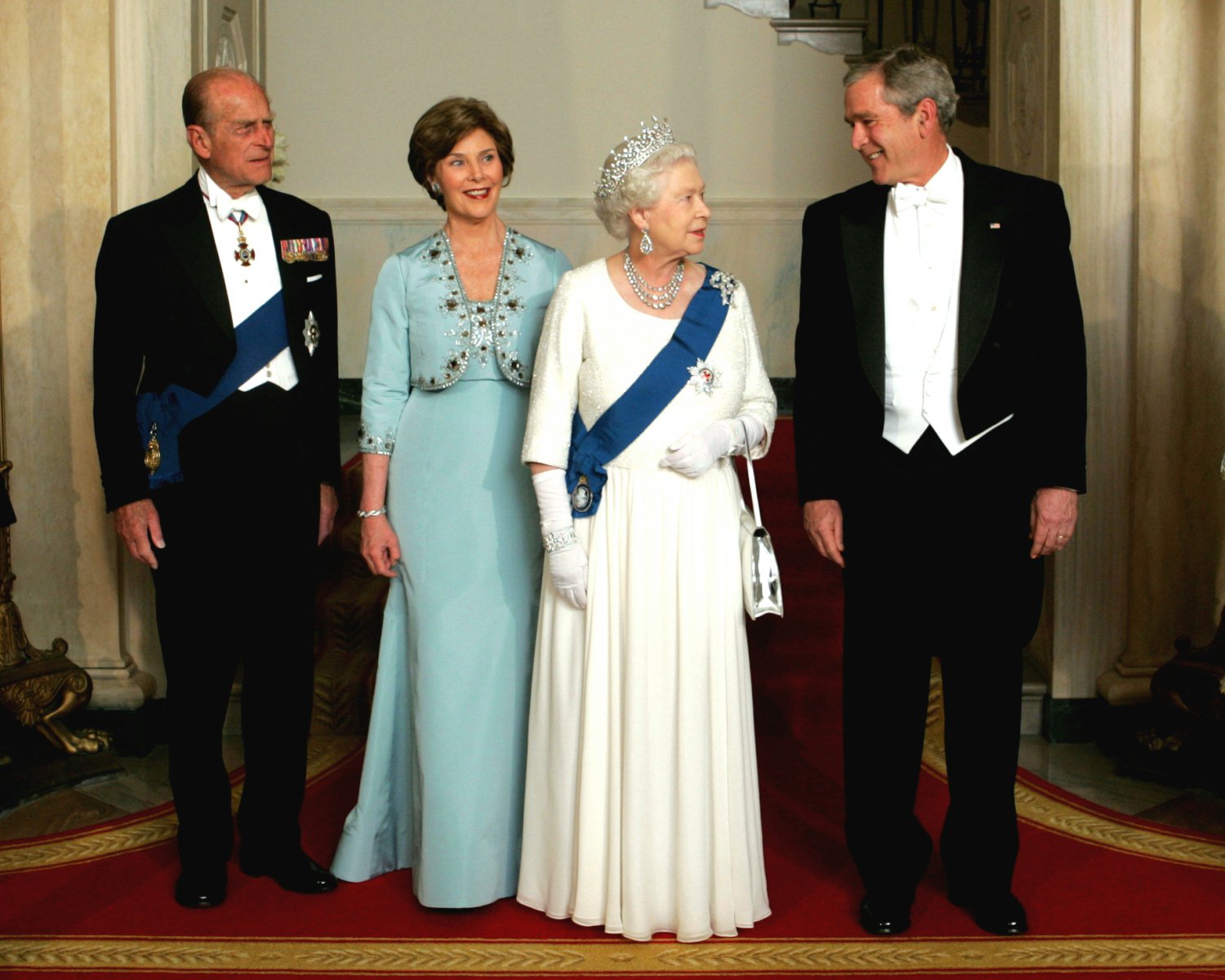 PRESIDENT GEORGE W. BUSH w/ QUEEN ELIZABETH FOR STATE DINNER 8X10 PHOTO (BB-887)