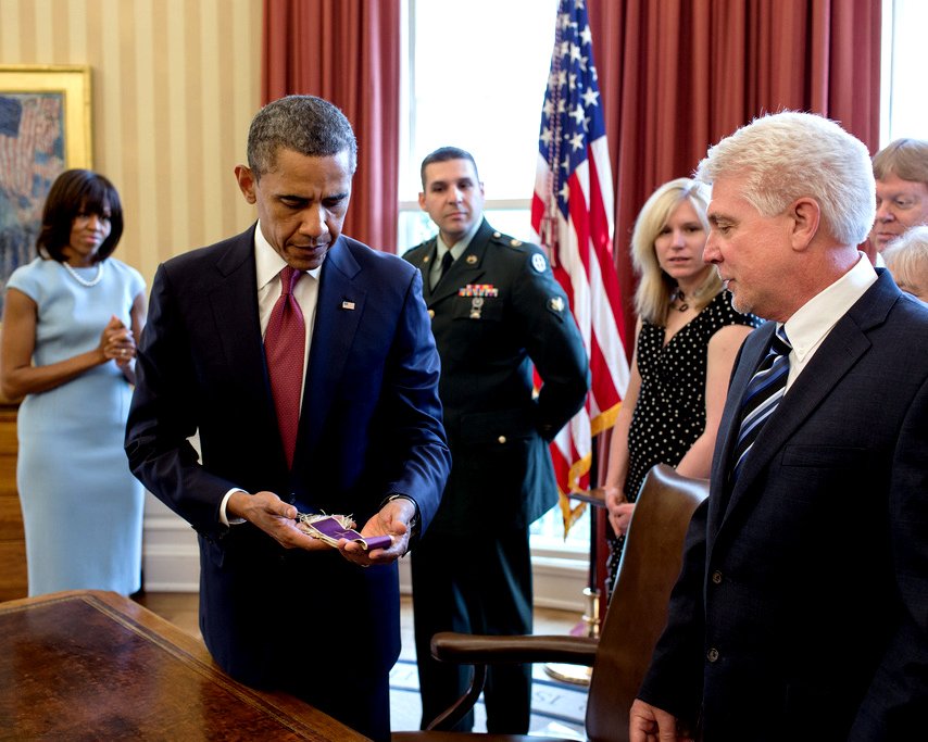 PRESIDENT BARACK OBAMA AWARDS MEDAL OF HONOR POSTHUMOUSLY - 8X10 PHOTO (CC-017)