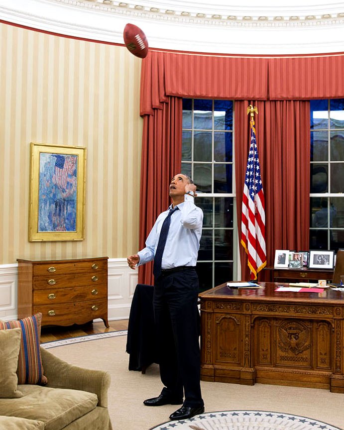 PRESIDENT BARACK OBAMA TOSSES FOOTBALL IN THE OVAL OFFICE - 8X10 PHOTO (BB-891)