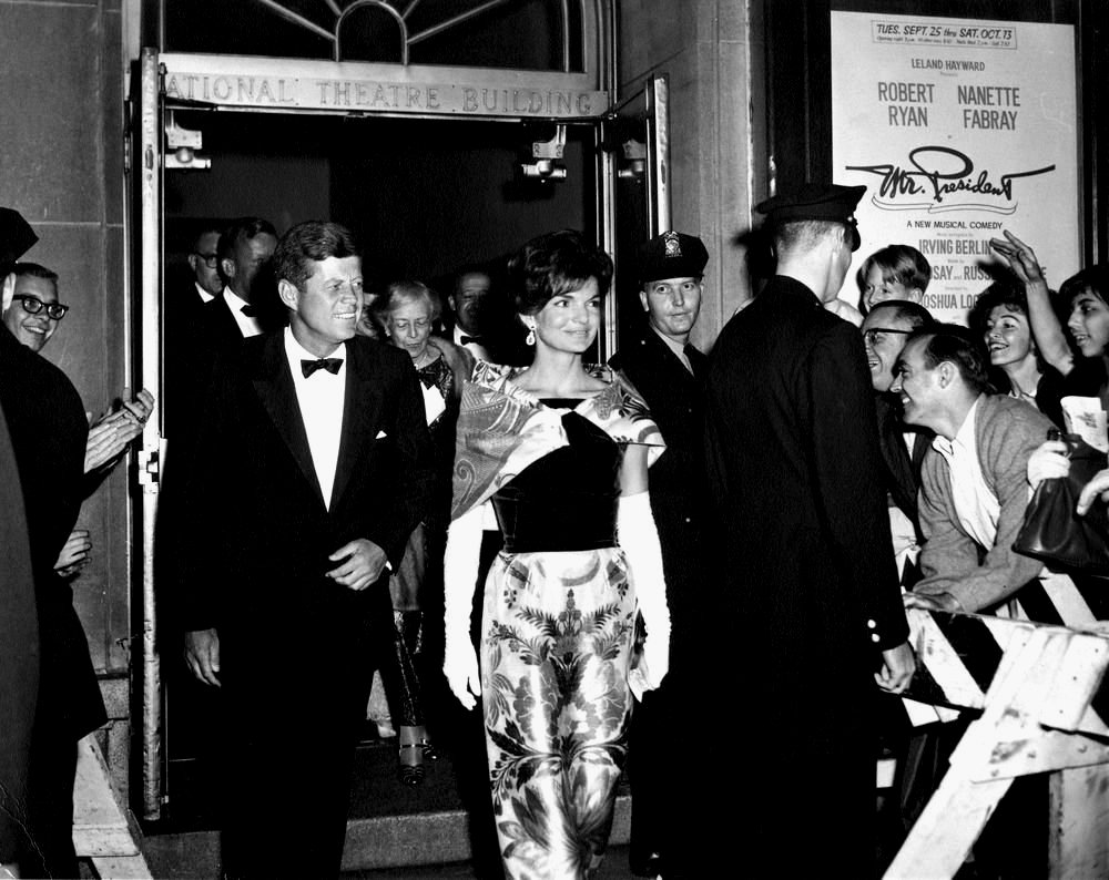 PRESIDENT JOHN F. KENNEDY & JACKIE DEPART NATIONAL THEATRE - 8X10 PHOTO (BB-893)