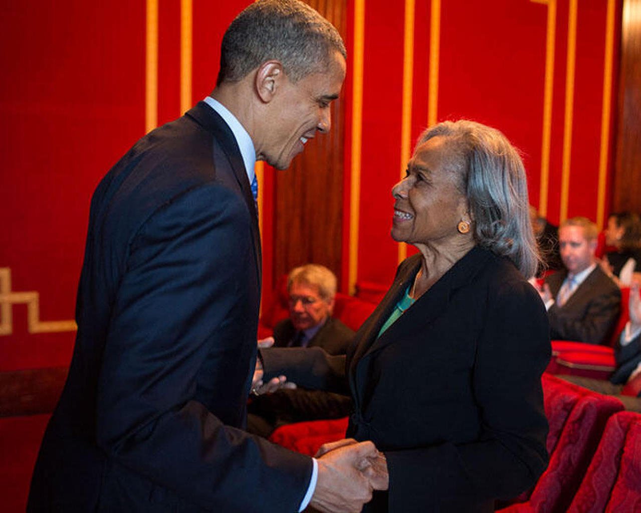 BARACK OBAMA w/ RACHEL ROBINSON AT '42' SCREENING JACKIE - 8X10 PHOTO (CC-022)